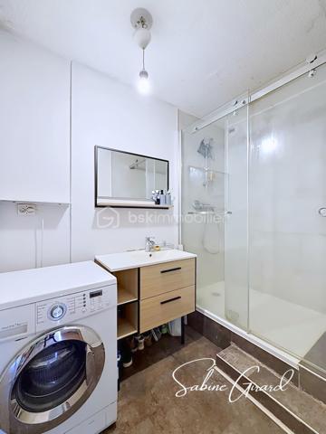 Rare sur le secteur! Au sein d'une copropriété bien entretenue avec espaces verts, découvrez ce duplex lumineux en rez-de-jardin, offrant des volumes généreux ainsi que plusieurs espaces extérieurs, idéal aussi bien pour une famille que pour un projet d’investissement.

Développé sur deux niveaux, ce bien dispose d’une pièce de vie lumineuse avec une cuisine ouverte, ainsi qu’une chambre, donnant tous deux sur le jardin privatif.
A l’étage se trouvent 3 chambres dont deux avec accès à un balcon, ainsi qu’une salle d’eau et une salle de bain.

Quelques travaux permettront de révéler tout le potentiel de ce bien et de l'adapter pleinement à vos envies. 

Deux caves sont vendues avec le bien, et une place de parking couverte privative est disponible en supplément.
Chauffage collectif