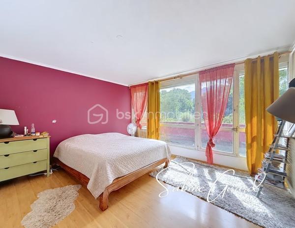 Rare sur le secteur! Au sein d'une copropriété bien entretenue avec espaces verts, découvrez ce duplex lumineux en rez-de-jardin, offrant des volumes généreux ainsi que plusieurs espaces extérieurs, idéal aussi bien pour une famille que pour un projet d’investissement.

Développé sur deux niveaux, ce bien dispose d’une pièce de vie lumineuse avec une cuisine ouverte, ainsi qu’une chambre, donnant tous deux sur le jardin privatif.
A l’étage se trouvent 3 chambres dont deux avec accès à un balcon, ainsi qu’une salle d’eau et une salle de bain.

Quelques travaux permettront de révéler tout le potentiel de ce bien et de l'adapter pleinement à vos envies. 

Deux caves sont vendues avec le bien, et une place de parking couverte privative est disponible en supplément.
Chauffage collectif