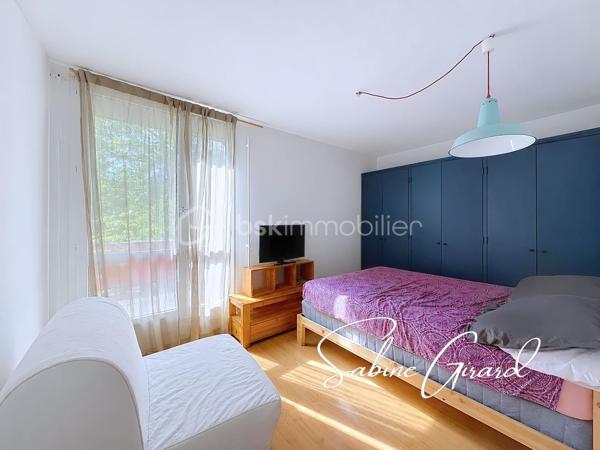 Rare sur le secteur! Au sein d'une copropriété bien entretenue avec espaces verts, découvrez ce duplex lumineux en rez-de-jardin, offrant des volumes généreux ainsi que plusieurs espaces extérieurs, idéal aussi bien pour une famille que pour un projet d’investissement.

Développé sur deux niveaux, ce bien dispose d’une pièce de vie lumineuse avec une cuisine ouverte, ainsi qu’une chambre, donnant tous deux sur le jardin privatif.
A l’étage se trouvent 3 chambres dont deux avec accès à un balcon, ainsi qu’une salle d’eau et une salle de bain.

Quelques travaux permettront de révéler tout le potentiel de ce bien et de l'adapter pleinement à vos envies. 

Deux caves sont vendues avec le bien, et une place de parking couverte privative est disponible en supplément.
Chauffage collectif