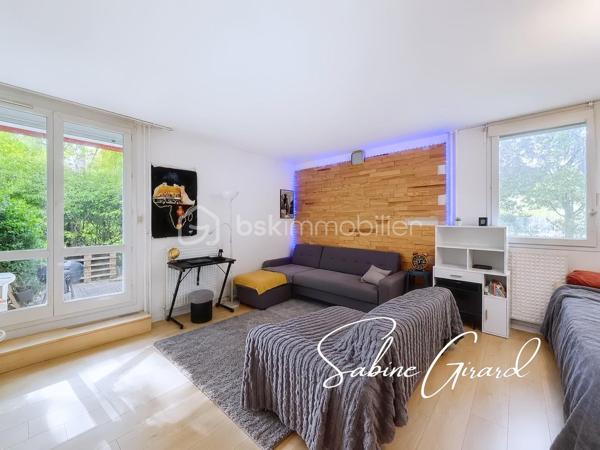 Rare sur le secteur! Au sein d'une copropriété bien entretenue avec espaces verts, découvrez ce duplex lumineux en rez-de-jardin, offrant des volumes généreux ainsi que plusieurs espaces extérieurs, idéal aussi bien pour une famille que pour un projet d’investissement.

Développé sur deux niveaux, ce bien dispose d’une pièce de vie lumineuse avec une cuisine ouverte, ainsi qu’une chambre, donnant tous deux sur le jardin privatif.
A l’étage se trouvent 3 chambres dont deux avec accès à un balcon, ainsi qu’une salle d’eau et une salle de bain.

Quelques travaux permettront de révéler tout le potentiel de ce bien et de l'adapter pleinement à vos envies. 

Deux caves sont vendues avec le bien, et une place de parking couverte privative est disponible en supplément.
Chauffage collectif