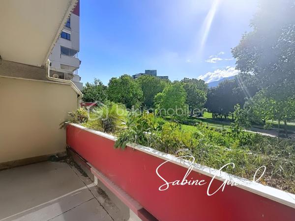 Rare sur le secteur! Au sein d'une copropriété bien entretenue avec espaces verts, découvrez ce duplex lumineux en rez-de-jardin, offrant des volumes généreux ainsi que plusieurs espaces extérieurs, idéal aussi bien pour une famille que pour un projet d’investissement.

Développé sur deux niveaux, ce bien dispose d’une pièce de vie lumineuse avec une cuisine ouverte, ainsi qu’une chambre, donnant tous deux sur le jardin privatif.
A l’étage se trouvent 3 chambres dont deux avec accès à un balcon, ainsi qu’une salle d’eau et une salle de bain.

Quelques travaux permettront de révéler tout le potentiel de ce bien et de l'adapter pleinement à vos envies. 

Deux caves sont vendues avec le bien, et une place de parking couverte privative est disponible en supplément.
Chauffage collectif