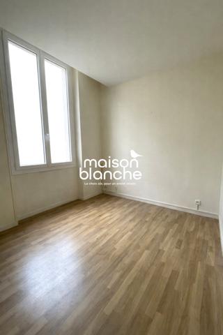 BORDEAUX CHARTRONS / CITE MONDIALE : JOLI T2 DE 42.55m² ON TRES BON ETAT  AVEC TERRASSE DE 8m² AU CALME, ...