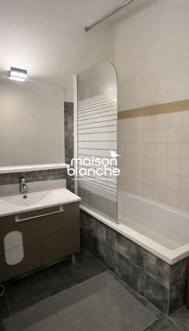 BORDEAUX CHARTRONS / CITE MONDIALE : JOLI T2 DE 42.55m² ON TRES BON ETAT  AVEC TERRASSE DE 8m² AU CALME, ...