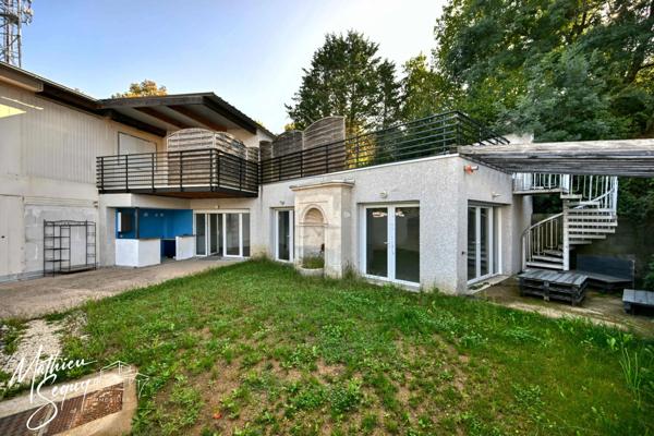 Ensemble immobilier en zone d'activités à St Genis Laval