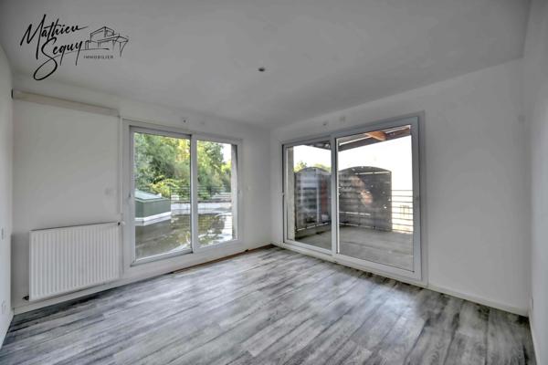 Ensemble immobilier en zone d'activités à St Genis Laval