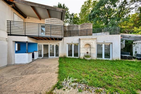Ensemble immobilier en zone d'activités à St Genis Laval