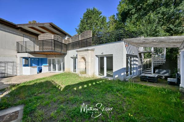 Ensemble immobilier en zone d'activités à St Genis Laval