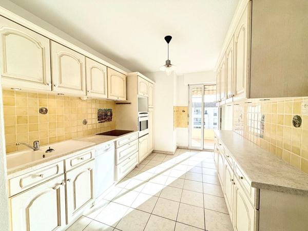 Appartement T4 dernier étage avec ascenseur  et grande terrasse - Garage