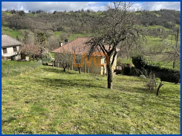 Belle maison sur sous-sol complet sur un grand terrain.