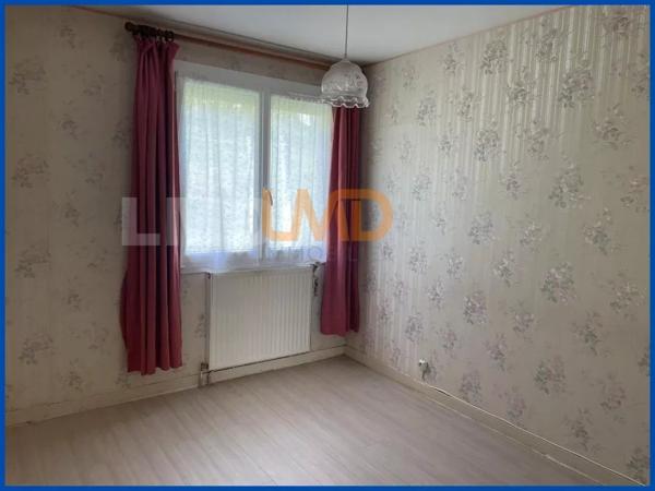 Belle maison sur sous-sol complet sur un grand terrain.