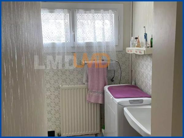 Belle maison sur sous-sol complet sur un grand terrain.