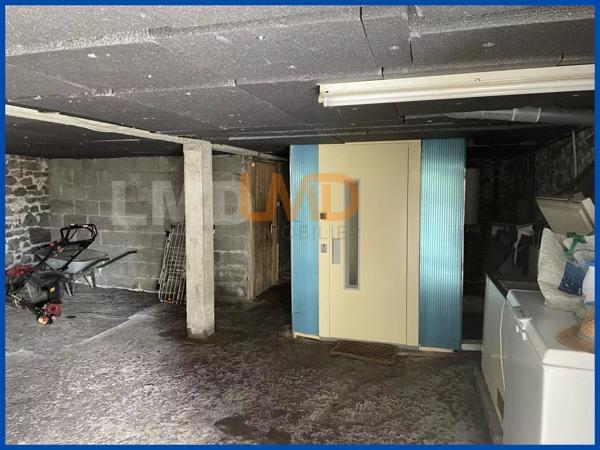 Belle maison sur sous-sol complet sur un grand terrain.