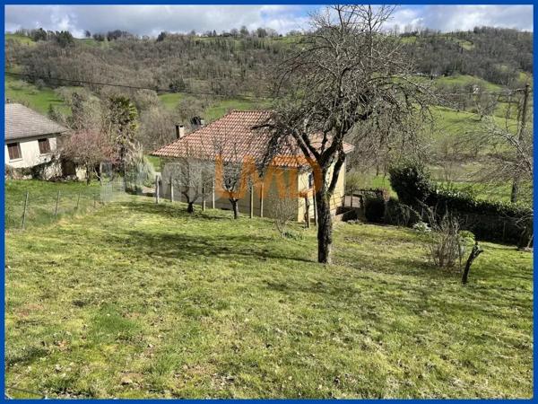 Belle maison sur sous-sol complet sur un grand terrain.
