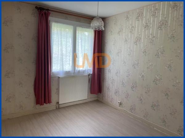 Belle maison sur sous-sol complet sur un grand terrain.