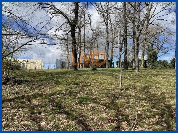 Belle maison sur sous-sol complet sur un grand terrain.