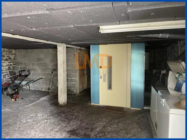 Belle maison sur sous-sol complet sur un grand terrain.