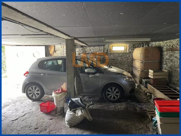 Belle maison sur sous-sol complet sur un grand terrain.