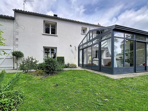 Maison de caractère en pierre, 4 pièces à vendre à Fontenay-le-Comte - 174 m² sur terrain de  plus de 2500 m²
