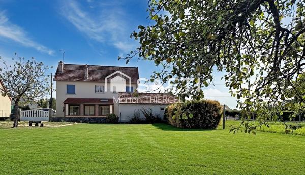 Maison à rénover avec belle parcelle de terrain de plus de 4000m² donnant sur le canal d’Orléans
