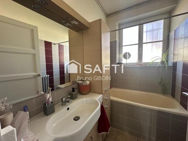 Maison 98 m², 3 pièces, deux chambres, bureau, garage