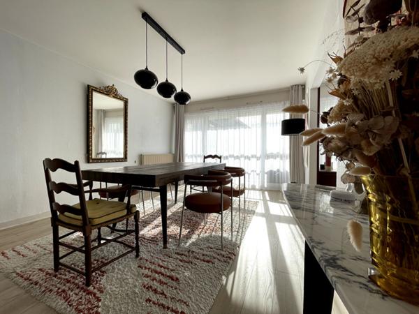 Rd Point de Paris - En dernier étage, lumineux appartement de plus de 100 m² comprenant salon-séjour et trois chambres. Balcon, cave et parking extérieur.