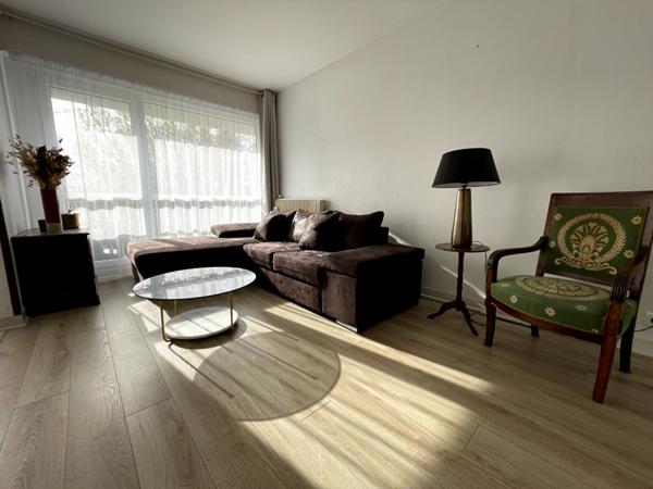 Rd Point de Paris - En dernier étage, lumineux appartement de plus de 100 m² comprenant salon-séjour et trois chambres. Balcon, cave et parking extérieur.