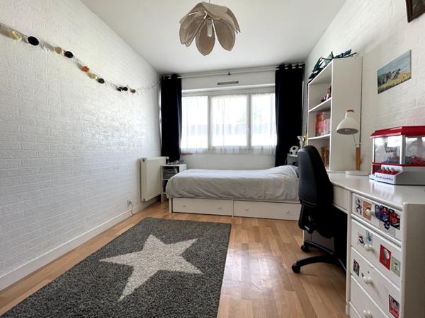 Rd Point de Paris - En dernier étage, lumineux appartement de plus de 100 m² comprenant salon-séjour et trois chambres. Balcon, cave et parking extérieur.