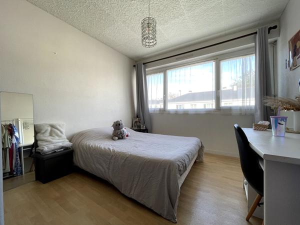 Rd Point de Paris - En dernier étage, lumineux appartement de plus de 100 m² comprenant salon-séjour et trois chambres. Balcon, cave et parking extérieur.