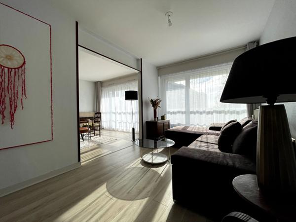 Rd Point de Paris - En dernier étage, lumineux appartement de plus de 100 m² comprenant salon-séjour et trois chambres. Balcon, cave et parking extérieur.