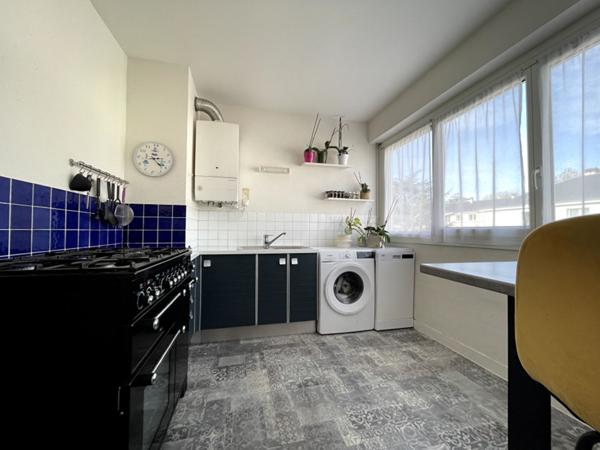 Rd Point de Paris - En dernier étage, lumineux appartement de plus de 100 m² comprenant salon-séjour et trois chambres. Balcon, cave et parking extérieur.