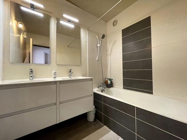 Rd Point de Paris - En dernier étage, lumineux appartement de plus de 100 m² comprenant salon-séjour et trois chambres. Balcon, cave et parking extérieur.