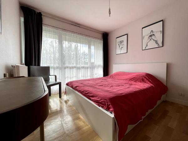 Rd Point de Paris - En dernier étage, lumineux appartement de plus de 100 m² comprenant salon-séjour et trois chambres. Balcon, cave et parking extérieur.