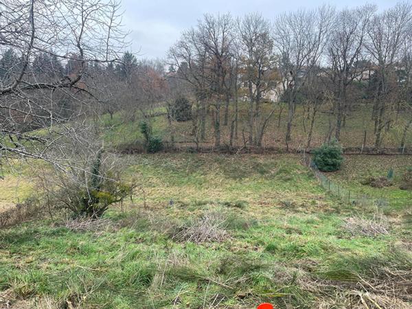 Terrain pentu à Saint-Just-Saint-Rambert - Viabilisé - 870 m²