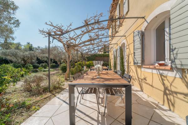 Saint-Rémy-de-Provence – Bastide avec jardin et garage – Alpilles