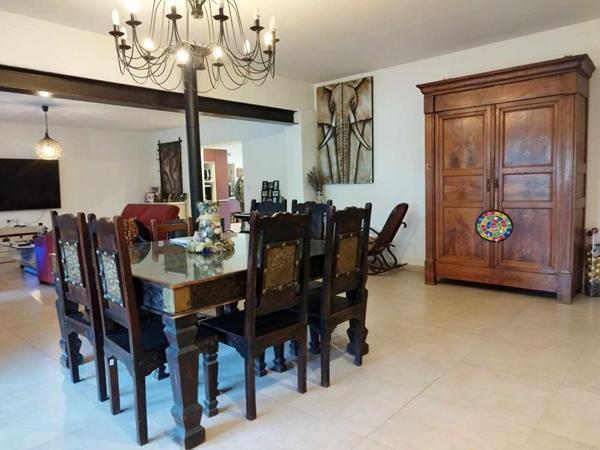 Maison Arles 9 pièce(s) 303 m2 SUR 1 hectare de parcelle