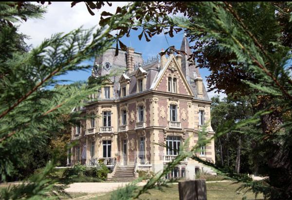 Villa Beau-Chêne • Le Vésinet • 18  Pièces  •  12  Chambres