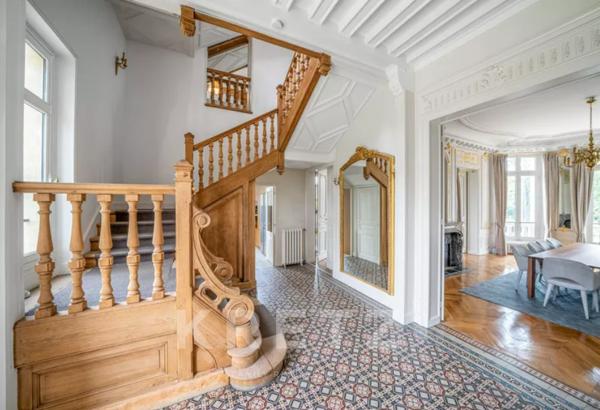 Villa Beau-Chêne • Le Vésinet • 18  Pièces  •  12  Chambres