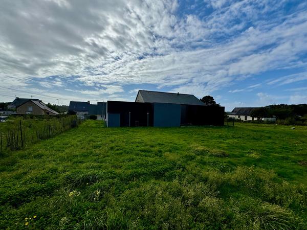 Hyper centre d'AMBON, superbe terrain rare par sa situation, 787 m² chemin d'accès compris