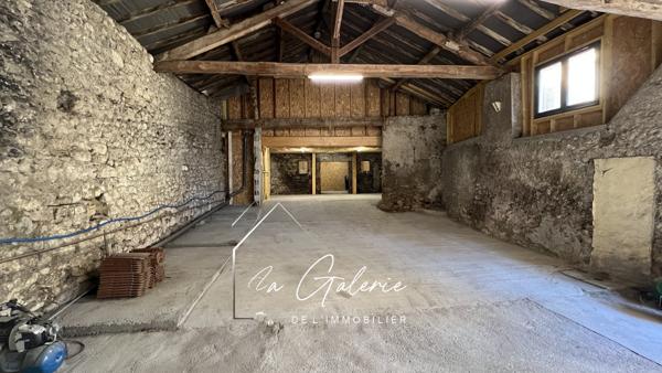 BATISSE DE 328 M2 DONT MAISON PLEINE DE CHARME + DEPENDANCES DE 240 M2 A CLAIX