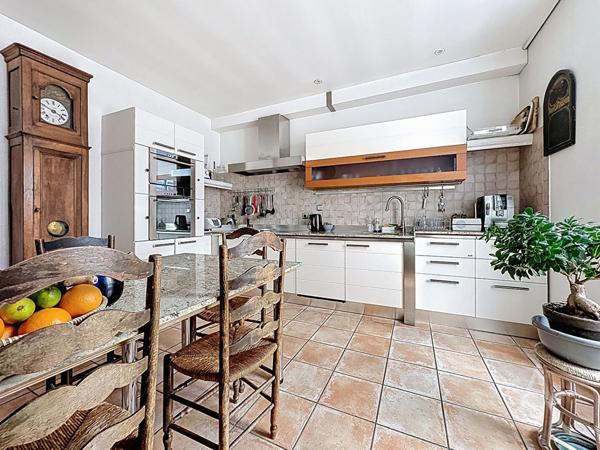 Hyper-centre Mantes-la-Jolie Maison 6 pièce(s) - 4 chambres - jardin - terasse - parking