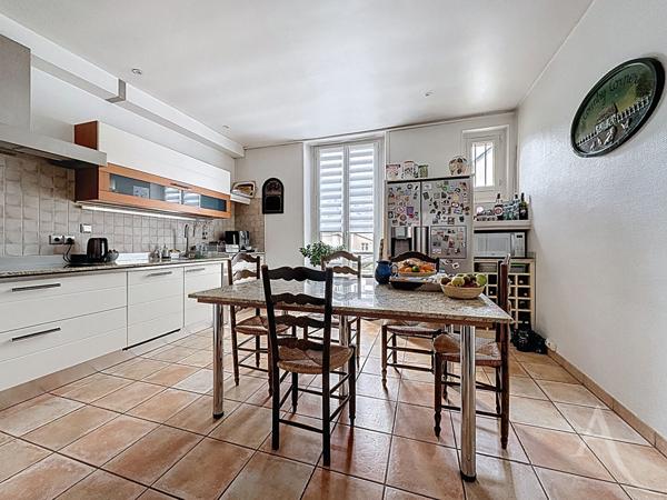 Hyper-centre Mantes-la-Jolie Maison 6 pièce(s) - 4 chambres - jardin - terasse - parking