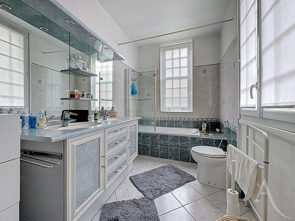 Hyper-centre Mantes-la-Jolie Maison 6 pièce(s) - 4 chambres - jardin - terasse - parking