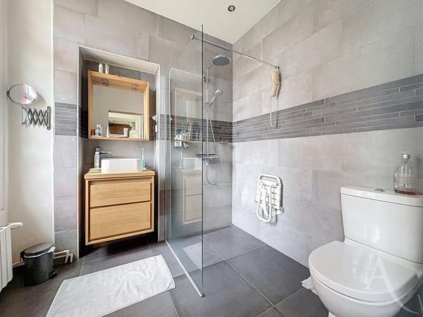 Hyper-centre Mantes-la-Jolie Maison 6 pièce(s) - 4 chambres - jardin - terasse - parking