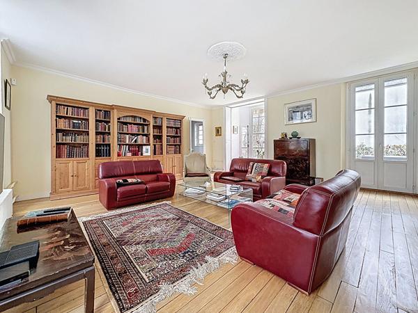 Hyper-centre Mantes-la-Jolie Maison 6 pièce(s) - 4 chambres - jardin - terasse - parking