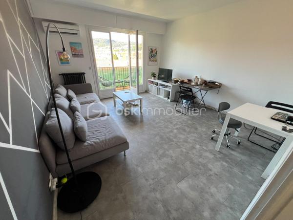 Nouvelle EXCLUSIVITÉ de votre conseiller immobilier BSK IMMOBILIER !!! 

Situé dans le secteur résidentiel de Saint-Maurice / Valrose, à proximité des commerces, transports et commodités.
Découvrez cet agréable appartement 2 pièces d'environ 50 m², situé au 3ème étage avec ascenseur d'une copropriété des années 1970.

Particulièrement lumineux, l'appartement bénéficie d'une belle vue dégagée et d'une distribution fonctionnelle.

Il se compose d'une entrée, d'une cuisine indépendante donnant accès à un premier balcon, d'un séjour lumineux avec balcon principal, d'une chambre ainsi que d'une salle de bains.

Le séjour et la chambre disposent tous deux d'un accès au balcon principal, offrant un agréable espace extérieur et permettant de profiter pleinement de la vue dégagée.

L'appartement est présenté dans un bon état général et ne nécessite pas de travaux particuliers.
Il est équipé de fenêtres PVC double vitrage, de la climatisation ainsi que d'un chauffage individuel assuré par une chaudière au gaz de ville.

Une cave vient compléter ce bien.

Son emplacement permet de profiter d'un environnement résidentiel tout en restant à proximité des commerces, transports et commodités, avec notamment le tramway facilement accessible.

Actuellement loué 800 € hors charges par mois, avec un bail en cours jusqu'en mars 2027.

Un appartement agréable et lumineux réunissant de nombreux atouts : vue dégagée, deux balcons, climatisation, ascenseur et cave, idéal pour un investissement locatif ou pour préparer une future résidence principale à Nice.

L’emplacement de cet appartement ainsi que sa luminosité sauront vous séduire !

A votre disposition afin d’échanger sur ce bien et d’organiser une visite.