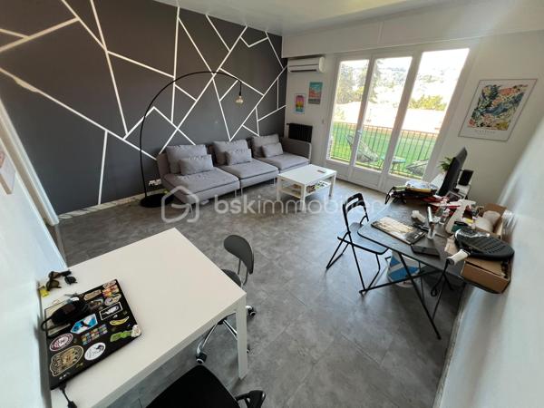Nouvelle EXCLUSIVITÉ de votre conseiller immobilier BSK IMMOBILIER !!! 

Situé dans le secteur résidentiel de Saint-Maurice / Valrose, à proximité des commerces, transports et commodités.
Découvrez cet agréable appartement 2 pièces d'environ 50 m², situé au 3ème étage avec ascenseur d'une copropriété des années 1970.

Particulièrement lumineux, l'appartement bénéficie d'une belle vue dégagée et d'une distribution fonctionnelle.

Il se compose d'une entrée, d'une cuisine indépendante donnant accès à un premier balcon, d'un séjour lumineux avec balcon principal, d'une chambre ainsi que d'une salle de bains.

Le séjour et la chambre disposent tous deux d'un accès au balcon principal, offrant un agréable espace extérieur et permettant de profiter pleinement de la vue dégagée.

L'appartement est présenté dans un bon état général et ne nécessite pas de travaux particuliers.
Il est équipé de fenêtres PVC double vitrage, de la climatisation ainsi que d'un chauffage individuel assuré par une chaudière au gaz de ville.

Une cave vient compléter ce bien.

Son emplacement permet de profiter d'un environnement résidentiel tout en restant à proximité des commerces, transports et commodités, avec notamment le tramway facilement accessible.

Actuellement loué 800 € hors charges par mois, avec un bail en cours jusqu'en mars 2027.

Un appartement agréable et lumineux réunissant de nombreux atouts : vue dégagée, deux balcons, climatisation, ascenseur et cave, idéal pour un investissement locatif ou pour préparer une future résidence principale à Nice.

L’emplacement de cet appartement ainsi que sa luminosité sauront vous séduire !

A votre disposition afin d’échanger sur ce bien et d’organiser une visite.