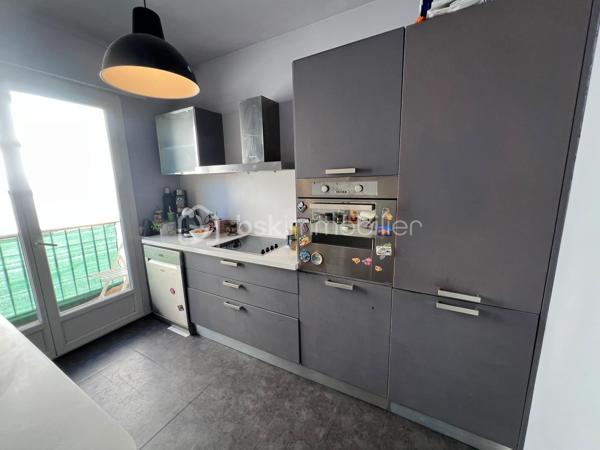 Nouvelle EXCLUSIVITÉ de votre conseiller immobilier BSK IMMOBILIER !!! 

Situé dans le secteur résidentiel de Saint-Maurice / Valrose, à proximité des commerces, transports et commodités.
Découvrez cet agréable appartement 2 pièces d'environ 50 m², situé au 3ème étage avec ascenseur d'une copropriété des années 1970.

Particulièrement lumineux, l'appartement bénéficie d'une belle vue dégagée et d'une distribution fonctionnelle.

Il se compose d'une entrée, d'une cuisine indépendante donnant accès à un premier balcon, d'un séjour lumineux avec balcon principal, d'une chambre ainsi que d'une salle de bains.

Le séjour et la chambre disposent tous deux d'un accès au balcon principal, offrant un agréable espace extérieur et permettant de profiter pleinement de la vue dégagée.

L'appartement est présenté dans un bon état général et ne nécessite pas de travaux particuliers.
Il est équipé de fenêtres PVC double vitrage, de la climatisation ainsi que d'un chauffage individuel assuré par une chaudière au gaz de ville.

Une cave vient compléter ce bien.

Son emplacement permet de profiter d'un environnement résidentiel tout en restant à proximité des commerces, transports et commodités, avec notamment le tramway facilement accessible.

Actuellement loué 800 € hors charges par mois, avec un bail en cours jusqu'en mars 2027.

Un appartement agréable et lumineux réunissant de nombreux atouts : vue dégagée, deux balcons, climatisation, ascenseur et cave, idéal pour un investissement locatif ou pour préparer une future résidence principale à Nice.

L’emplacement de cet appartement ainsi que sa luminosité sauront vous séduire !

A votre disposition afin d’échanger sur ce bien et d’organiser une visite.