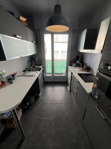 Nouvelle EXCLUSIVITÉ de votre conseiller immobilier BSK IMMOBILIER !!! 

Situé dans le secteur résidentiel de Saint-Maurice / Valrose, à proximité des commerces, transports et commodités.
Découvrez cet agréable appartement 2 pièces d'environ 50 m², situé au 3ème étage avec ascenseur d'une copropriété des années 1970.

Particulièrement lumineux, l'appartement bénéficie d'une belle vue dégagée et d'une distribution fonctionnelle.

Il se compose d'une entrée, d'une cuisine indépendante donnant accès à un premier balcon, d'un séjour lumineux avec balcon principal, d'une chambre ainsi que d'une salle de bains.

Le séjour et la chambre disposent tous deux d'un accès au balcon principal, offrant un agréable espace extérieur et permettant de profiter pleinement de la vue dégagée.

L'appartement est présenté dans un bon état général et ne nécessite pas de travaux particuliers.
Il est équipé de fenêtres PVC double vitrage, de la climatisation ainsi que d'un chauffage individuel assuré par une chaudière au gaz de ville.

Une cave vient compléter ce bien.

Son emplacement permet de profiter d'un environnement résidentiel tout en restant à proximité des commerces, transports et commodités, avec notamment le tramway facilement accessible.

Actuellement loué 800 € hors charges par mois, avec un bail en cours jusqu'en mars 2027.

Un appartement agréable et lumineux réunissant de nombreux atouts : vue dégagée, deux balcons, climatisation, ascenseur et cave, idéal pour un investissement locatif ou pour préparer une future résidence principale à Nice.

L’emplacement de cet appartement ainsi que sa luminosité sauront vous séduire !

A votre disposition afin d’échanger sur ce bien et d’organiser une visite.