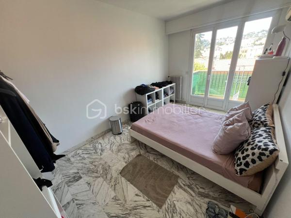 Nouvelle EXCLUSIVITÉ de votre conseiller immobilier BSK IMMOBILIER !!! 

Situé dans le secteur résidentiel de Saint-Maurice / Valrose, à proximité des commerces, transports et commodités.
Découvrez cet agréable appartement 2 pièces d'environ 50 m², situé au 3ème étage avec ascenseur d'une copropriété des années 1970.

Particulièrement lumineux, l'appartement bénéficie d'une belle vue dégagée et d'une distribution fonctionnelle.

Il se compose d'une entrée, d'une cuisine indépendante donnant accès à un premier balcon, d'un séjour lumineux avec balcon principal, d'une chambre ainsi que d'une salle de bains.

Le séjour et la chambre disposent tous deux d'un accès au balcon principal, offrant un agréable espace extérieur et permettant de profiter pleinement de la vue dégagée.

L'appartement est présenté dans un bon état général et ne nécessite pas de travaux particuliers.
Il est équipé de fenêtres PVC double vitrage, de la climatisation ainsi que d'un chauffage individuel assuré par une chaudière au gaz de ville.

Une cave vient compléter ce bien.

Son emplacement permet de profiter d'un environnement résidentiel tout en restant à proximité des commerces, transports et commodités, avec notamment le tramway facilement accessible.

Actuellement loué 800 € hors charges par mois, avec un bail en cours jusqu'en mars 2027.

Un appartement agréable et lumineux réunissant de nombreux atouts : vue dégagée, deux balcons, climatisation, ascenseur et cave, idéal pour un investissement locatif ou pour préparer une future résidence principale à Nice.

L’emplacement de cet appartement ainsi que sa luminosité sauront vous séduire !

A votre disposition afin d’échanger sur ce bien et d’organiser une visite.