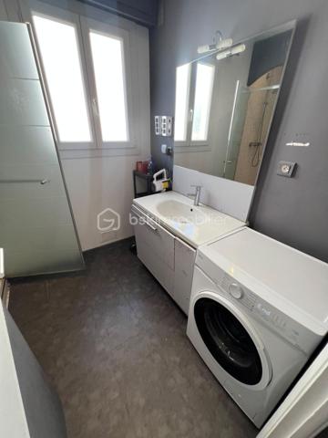 Nouvelle EXCLUSIVITÉ de votre conseiller immobilier BSK IMMOBILIER !!! 

Situé dans le secteur résidentiel de Saint-Maurice / Valrose, à proximité des commerces, transports et commodités.
Découvrez cet agréable appartement 2 pièces d'environ 50 m², situé au 3ème étage avec ascenseur d'une copropriété des années 1970.

Particulièrement lumineux, l'appartement bénéficie d'une belle vue dégagée et d'une distribution fonctionnelle.

Il se compose d'une entrée, d'une cuisine indépendante donnant accès à un premier balcon, d'un séjour lumineux avec balcon principal, d'une chambre ainsi que d'une salle de bains.

Le séjour et la chambre disposent tous deux d'un accès au balcon principal, offrant un agréable espace extérieur et permettant de profiter pleinement de la vue dégagée.

L'appartement est présenté dans un bon état général et ne nécessite pas de travaux particuliers.
Il est équipé de fenêtres PVC double vitrage, de la climatisation ainsi que d'un chauffage individuel assuré par une chaudière au gaz de ville.

Une cave vient compléter ce bien.

Son emplacement permet de profiter d'un environnement résidentiel tout en restant à proximité des commerces, transports et commodités, avec notamment le tramway facilement accessible.

Actuellement loué 800 € hors charges par mois, avec un bail en cours jusqu'en mars 2027.

Un appartement agréable et lumineux réunissant de nombreux atouts : vue dégagée, deux balcons, climatisation, ascenseur et cave, idéal pour un investissement locatif ou pour préparer une future résidence principale à Nice.

L’emplacement de cet appartement ainsi que sa luminosité sauront vous séduire !

A votre disposition afin d’échanger sur ce bien et d’organiser une visite.
